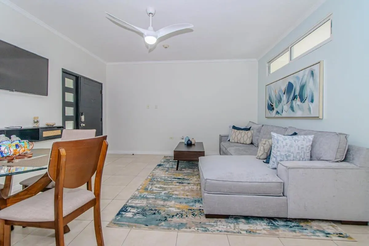 Modern Condo With Pool New Kingston