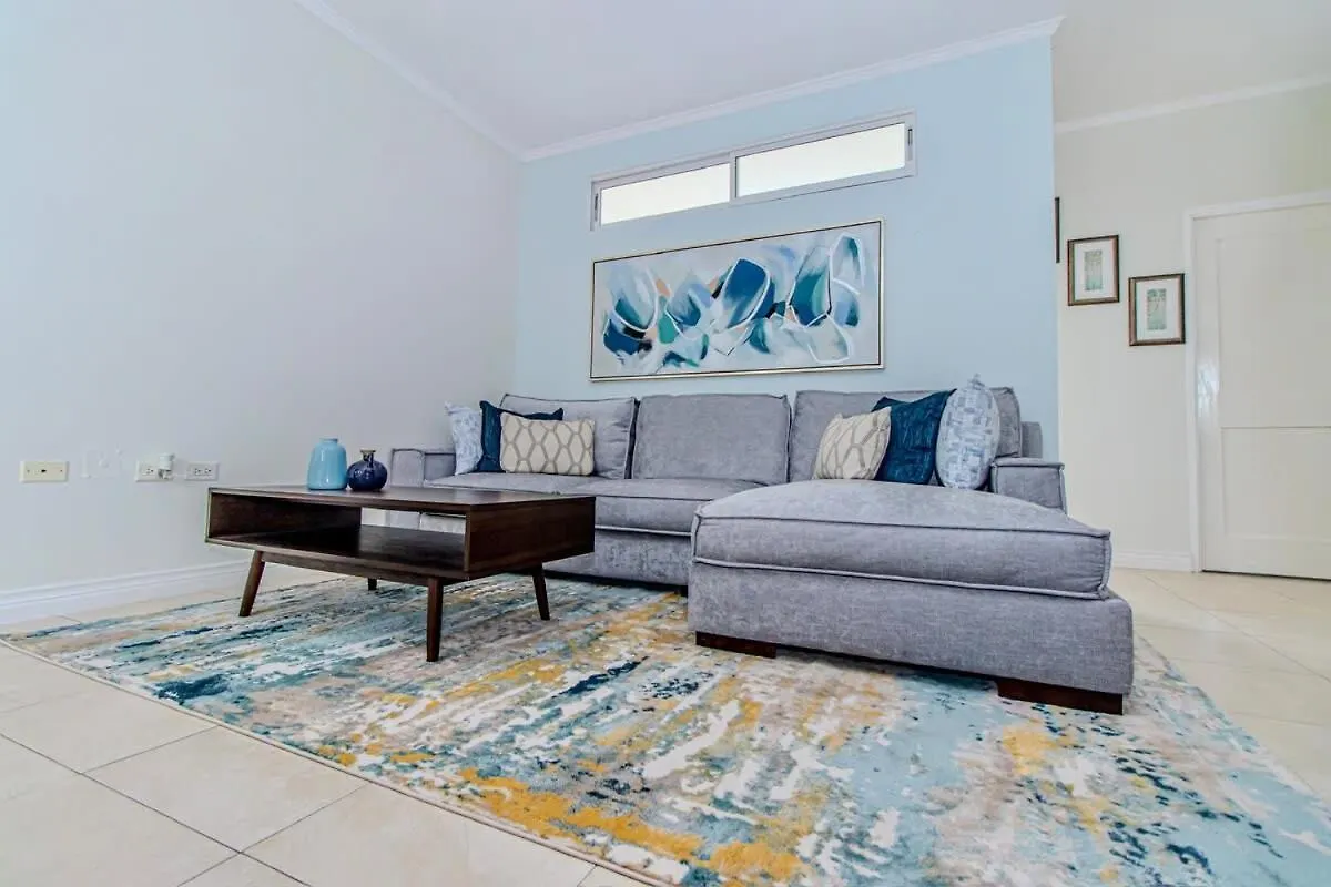 Modern Condo With Pool New Kingston