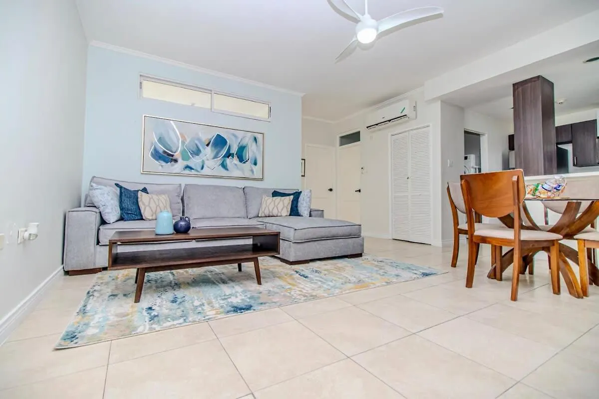 Modern Condo With Pool New Kingston Apartament