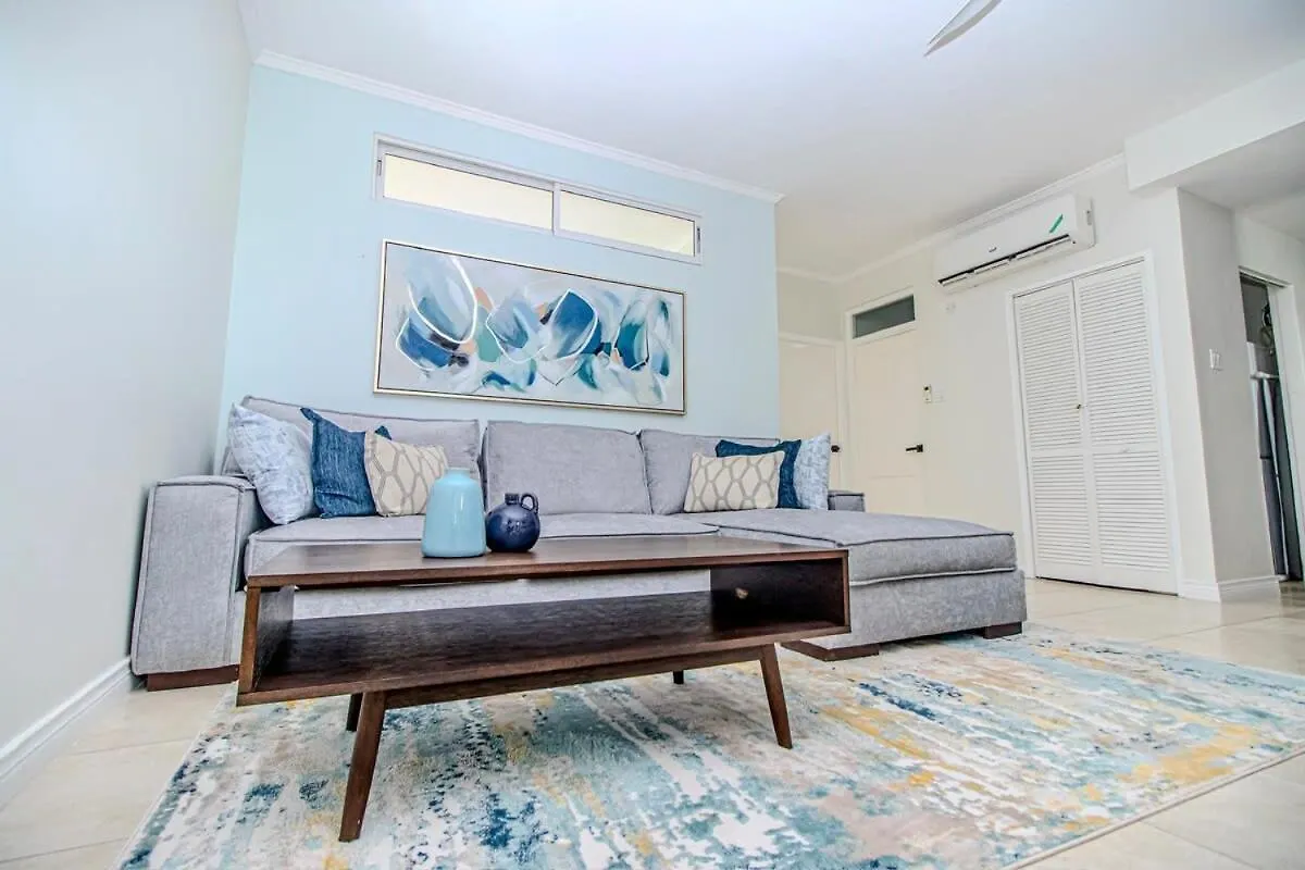 Modern Condo With Pool New Kingston